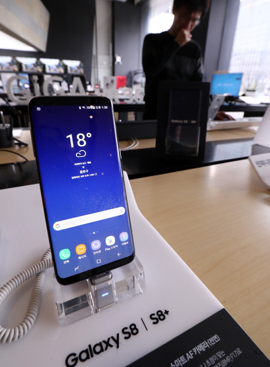 9일 오후 서울 광화문의 한 통신사 전시장에서 시민들이 예약판매를 시작한 삼성 갤럭시S8을 살펴보고 있다.